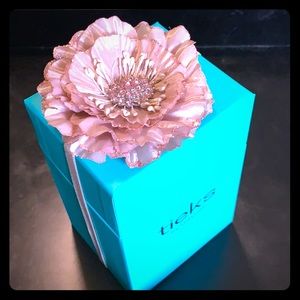Turks signature blue box with Rosé flower band